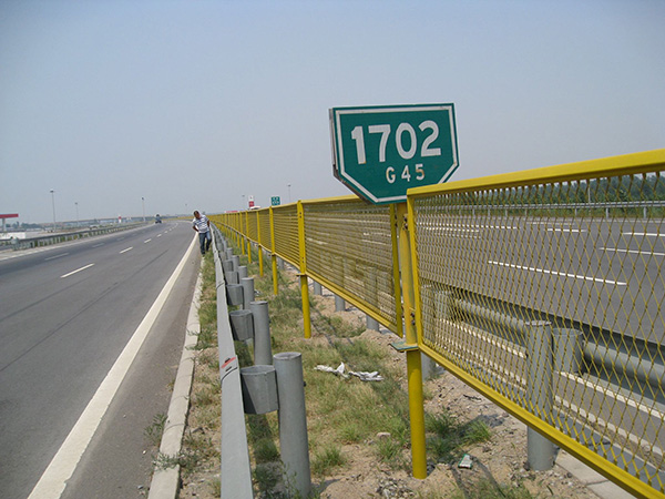 高速公路護(hù)欄網(wǎng)圖片3 高速公路護(hù)欄網(wǎng)圖片3